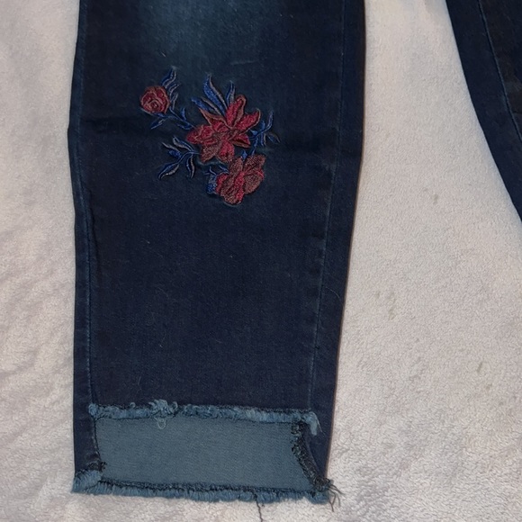 EUC Ruff Hewn Jeans Ankle Length Dark Wash Flower Detail Size 16 - Picture 2 of 9